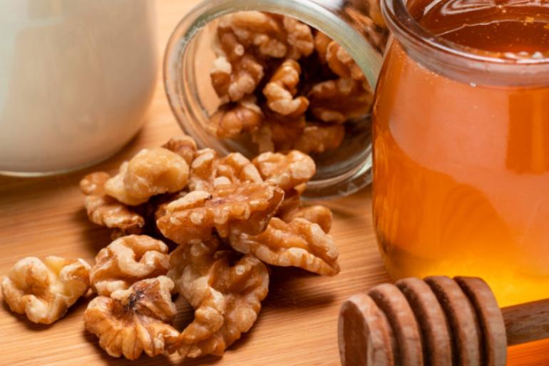 Receita de Fim de Semana: Bolo de Mel e Noz