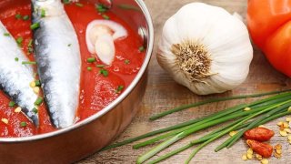 Petingas em Tomate Picante